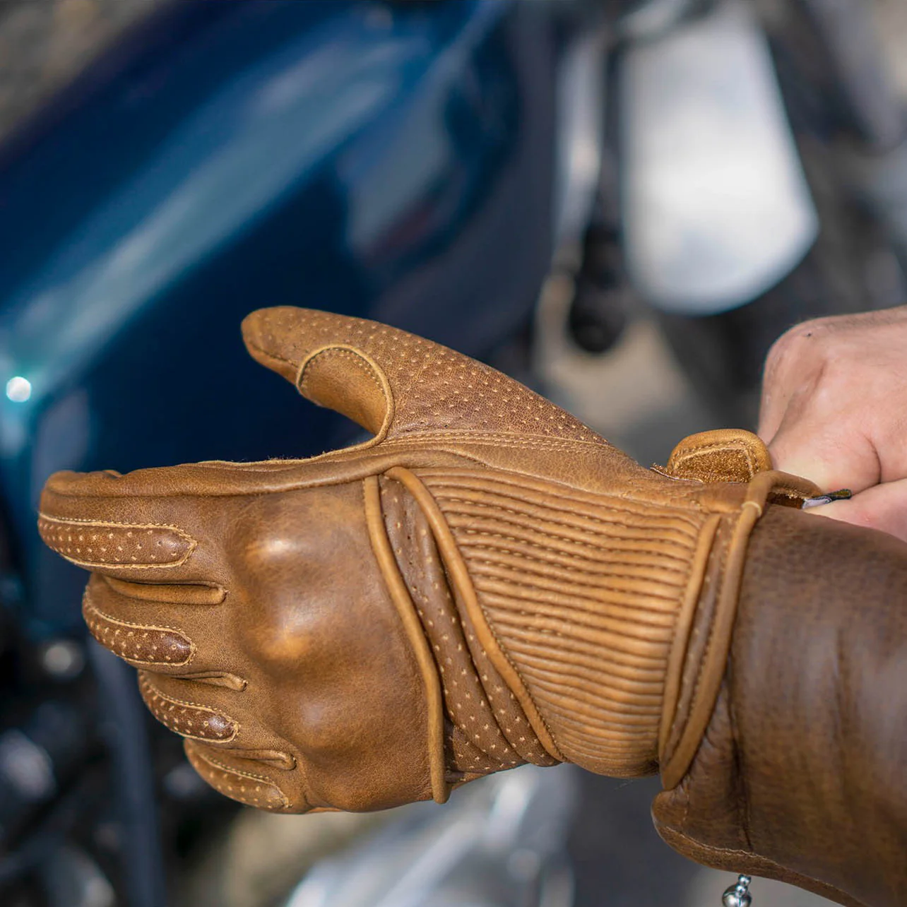 Viceroy Armored Leather and Silk Motorcycle Glove - Image 4